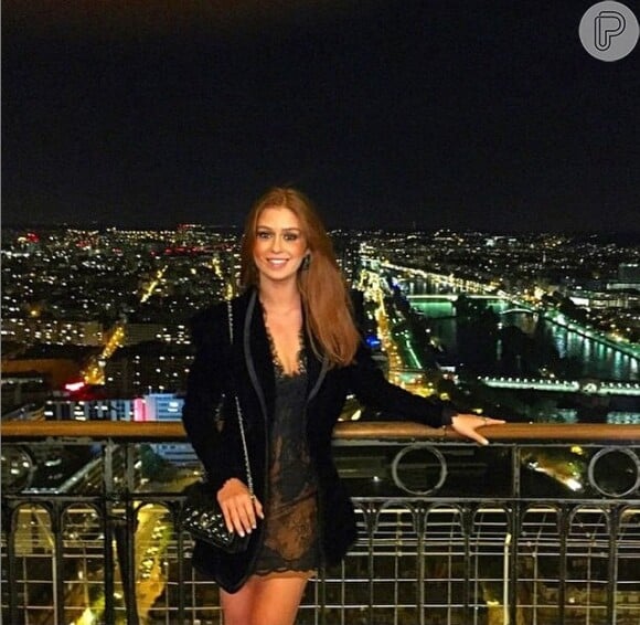Na Torre Eiffel, em Paris, Marina usou vestido Lethicia Bronstein