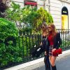 Em passeio por Paris, Marina usou bolsa Chanel vermelha, de R$ 13.000