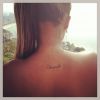 Roberta Rodrigues tem uma tatuagem nas costas escrito 'abençoada'