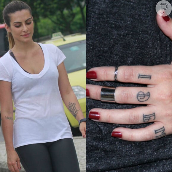 Cleo Pires tem diversas frases pelo corpo e recentemente tatuou com o namorado, Rômulo Neto, a palavra 'idem' nos dedos da mão esquerda