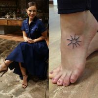 Paolla Oliveira tatua desenho de um sol no pé. Confira as tatuagens dos famosos!