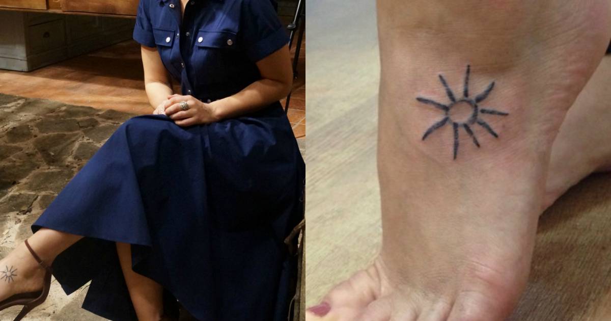 Paolla Oliveira tatua desenho de um sol no pé. Confira as tatuagens dos