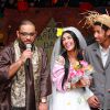 Vestida de noiva, Amanda Djehdian trocou alianças e se divertiu com as brincadeiras do evento beneficente