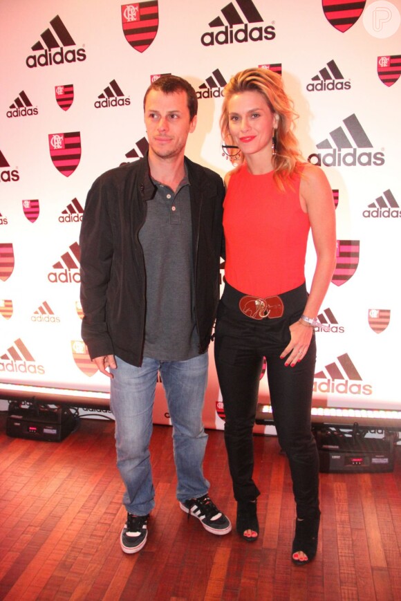 Carolina Dieckmann e o marido, Tiago Worcman, participaram de evento do Flamengo no fim de maio de 2013