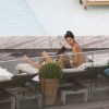 Alessandra Ambrosio exibiu a ótima forma nesta sexta-feira ao ser clicada de maiô na cobertura do hotel Fasano, em Ipanema, no Rio de Janeiro, onde está hospedada