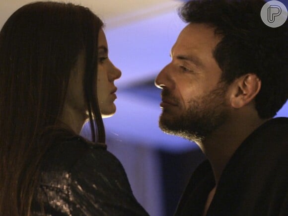 Em 'Verdades Secretas', Alex (Rodrigo Lombardi) fica louco de ciúmes de Angel (Camila Queiroz), mas ela se mantém firme diante do empresário