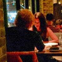 Selena Gomez e Ed Sheeran terminam noite com jantar íntimo e fãs apontam affair