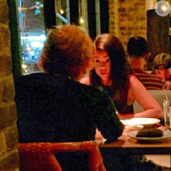 Selena Gomez e Ed Sheeran foram clicados por um fã durante jantar intimista na Califórnia, na quinta, dia 25 de junho de 2015