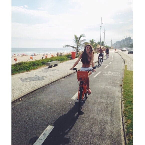 Morando no Rio de Janeiro desde que começou a gravar a novela 'Verdades Secretas', ela gosta de andar de bicicleta na praia