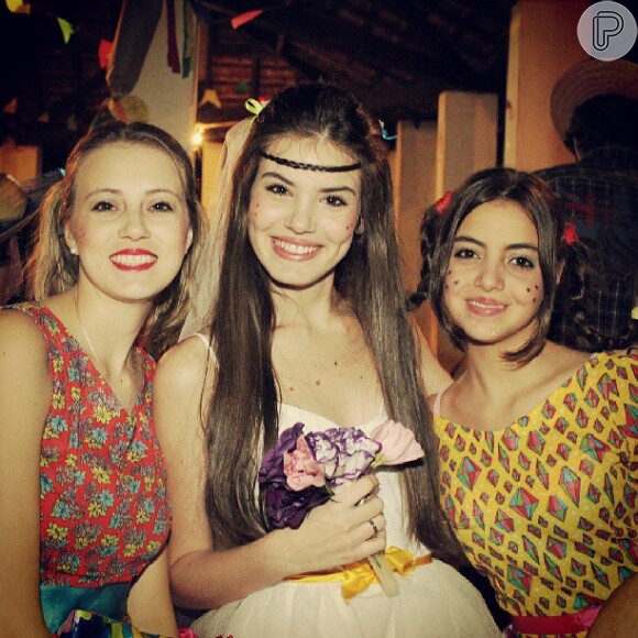Camila com as irmãs numa festa junina