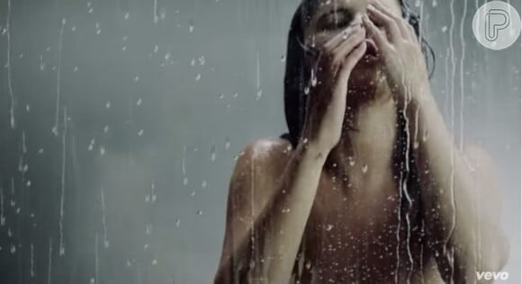 Selena Gomez toma banho aparentemente nua no clipe 'Good for you', lançado nesta sexta-feira, 26 de junho de 2015