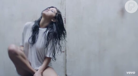 Selena Gomez usa camisa molhada e sem sutiã em seu novo clipe 'Good for you'