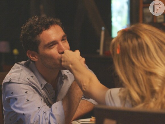 Felipe (Michel Noher) e Júlia (Isabelle Drummond) fazem as pazes na reta final da novela 'Sete Vidas, em 4 de julho de 2015