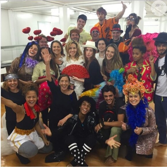 Marina Ruy Barbosa se reúne com elenco de 'Totalmente Demais', na Globo