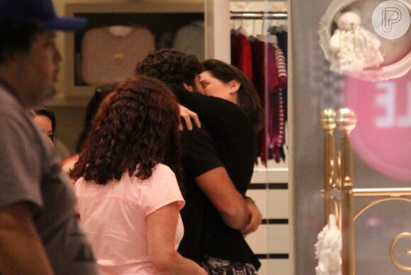 Deborah Secco faz compras aos beijos com o noivo, Hugo Moura, em loja de roupas de bebê. Atriz está grávida de três meses e foi a um shopping nesta sexta-feira, 26 de junho de 2015