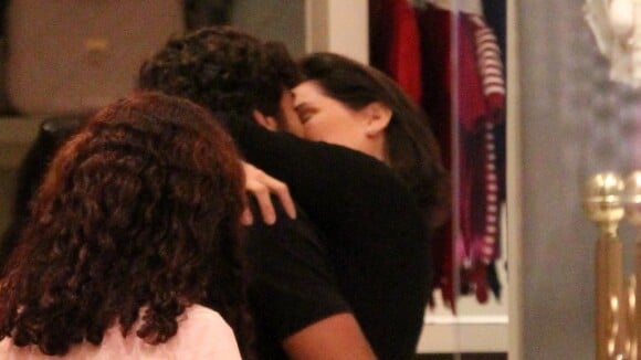 Grávida, Deborah Secco vai à loja de bebês e beija o noivo, Hugo Moura, no Rio
