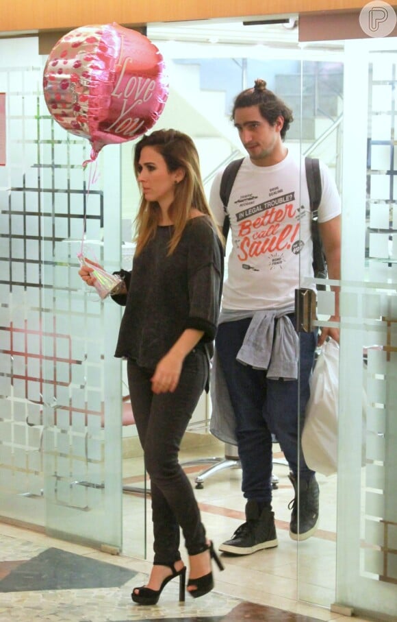 Tatá Werneck visita loja com o namorado, Renato Góes, em shopping no Rio de Janeiro