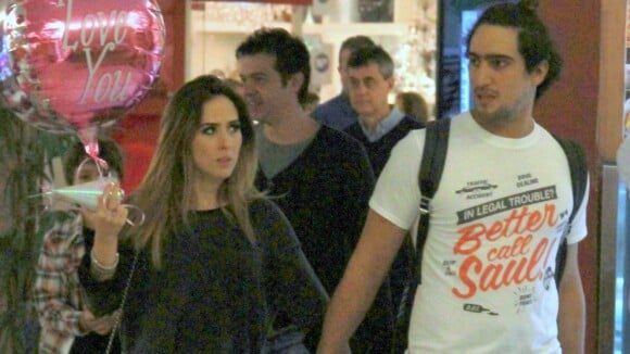 Tatá Werneck passeia de mãos dadas com o namorado, Renato Góes, em shopping