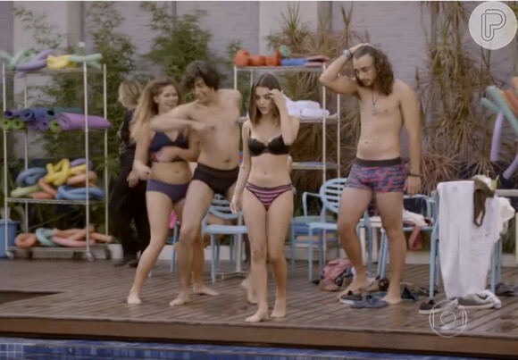 Vicki (Manu Gavassi) e os outros integrantes da banda de Pedro (Rafael Vitti) pulam da piscina roupas íntimas