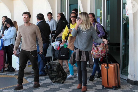Giovanna Ewbank e Bruno Gagliasso desembarcaram no aeroporto de Congonhas, em São Paulo, neste sábado, 27 de junho de 2015. O ator apostou em um óculos espelhado para compor seu look
