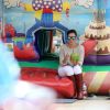Juliana Paes levou os filhos, Pedro e Antonio, para brincar em um parquinho da Lagoa Rodrigo De Freitas, Zona Sul do Rio de Janeiro, neste sábado, 27 de junho de 2015