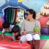 Acompanhada do marido, Juliana Paes levou os filhos, Pedro e Antonio, para brincar em um parquinho da Lagoa Rodrigo De Freitas, Zona Sul do Rio de Janeiro, neste sábado, 27 de junho de 2015