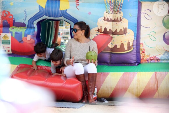 Acompanhada do marido, Juliana Paes levou os filhos, Pedro e Antonio, para brincar em um parquinho da Lagoa Rodrigo De Freitas, Zona Sul do Rio de Janeiro, neste sábado, 27 de junho de 2015