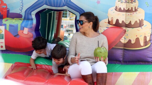 Juliana Paes leva os filhos, Pedro e Antonio, para brincar em parquinho do Rio