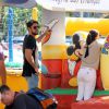 Juliana Paes levou os filhos, Pedro e Antonio, para brincar em um parquinho da Lagoa Rodrigo De Freitas, Zona Sul do Rio de Janeiro, neste sábado