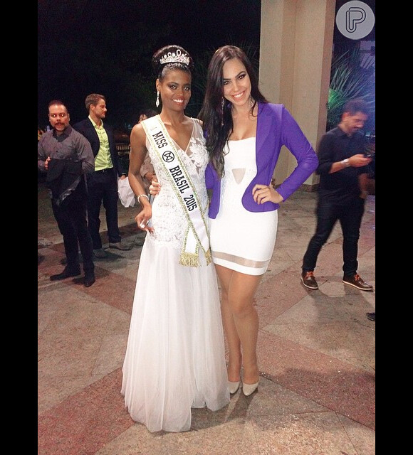 Ana Luisa Castro posou para foto usando a coroa de Miss Mundo Brasil 2015