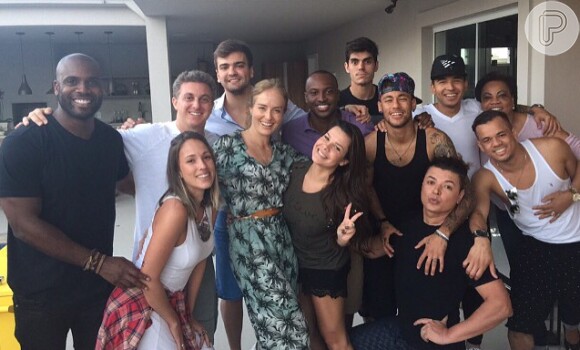 Neymar aproveitou a tarde deste domingo, 28 de junho de 2015, ao lado de amigos famosos como Luciano Huck, Angélica e David Brazil na casa de Thiaguinho e Fernanda Souza