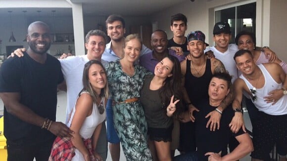 Neymar curte domingo com Luciano Huck e Angélica na casa de Thiaguinho