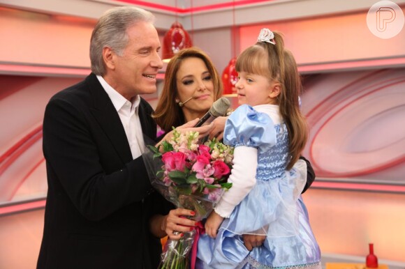 Ticiane Pinheiro recebe o ex-marido, Roberto Justus, e a filha, Rafaella, na comemoração do seu aniversário de 37 anos, no 'Programa da Tarde', nesta segunda-feira, 17 de junho de 2013