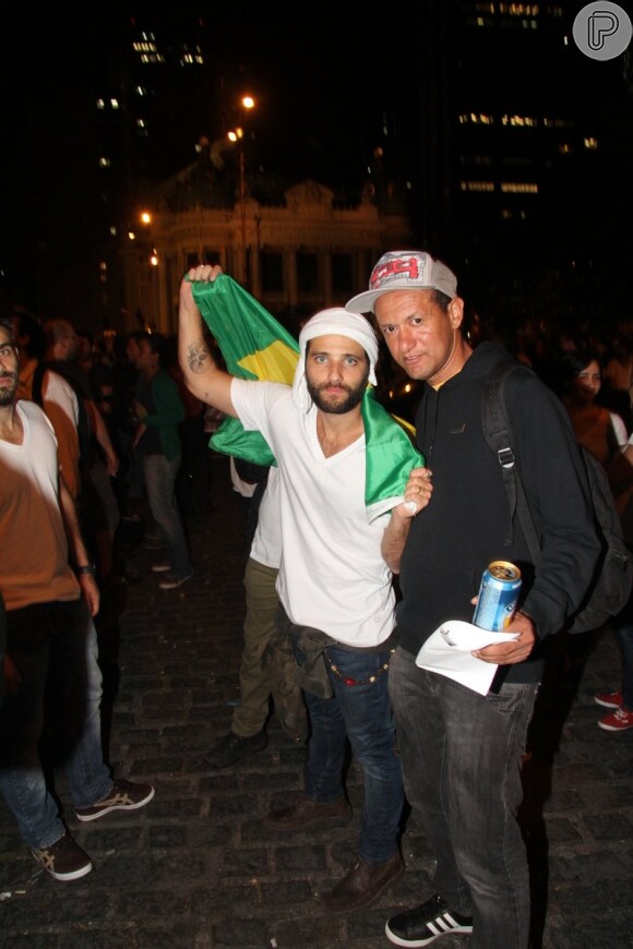 Bruno Gagliasso vai as ruas do Centro do Rio participar da manifestação contra o aumento das passagens