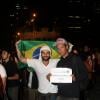 Bruno Gagliasso posa com manifestante no Centro do Rio