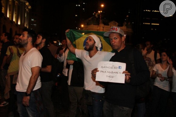 Bruno Gagliasso grita durante protesto no Rio de Janeiro