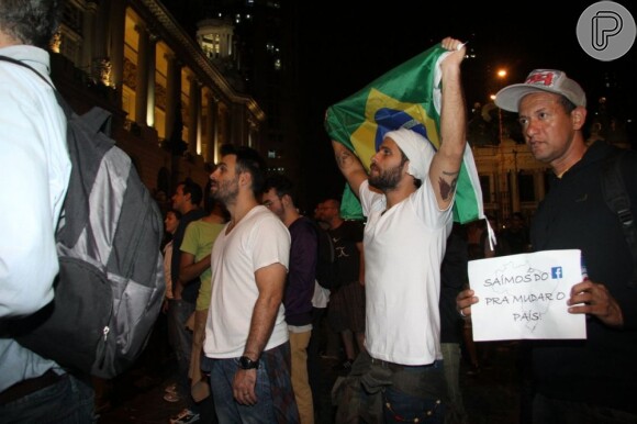 Bruno Gagliasso segura a bandeira do Brasil