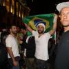 Bruno Gagliasso tem a companhia do amigo Raoni Carneiro durante protesto no Rio