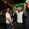 Bruno Gagliasso e Raoni Carneiro são fotografados em protesto no Rio