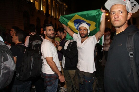Bruno Gagliasso e Raoni Carneiro são fotografados em protesto no Rio
