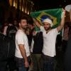 Bruno Gagliasso carrega a bandeira do Brasil