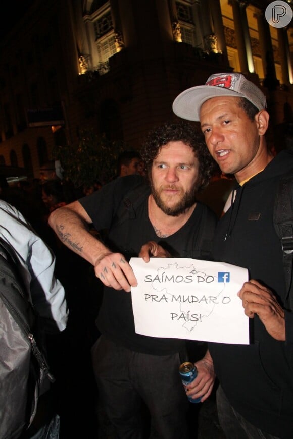 Cantor Otto também participa do protesto no Rio