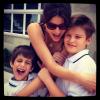 Isabeli Fontana abraça os filhos, Lucas e Zion, em foto publicada no dia 5 de dezembro de 2012