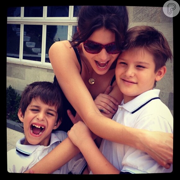 Isabeli Fontana abraça os filhos, Lucas e Zion, em foto publicada no dia 5 de dezembro de 2012