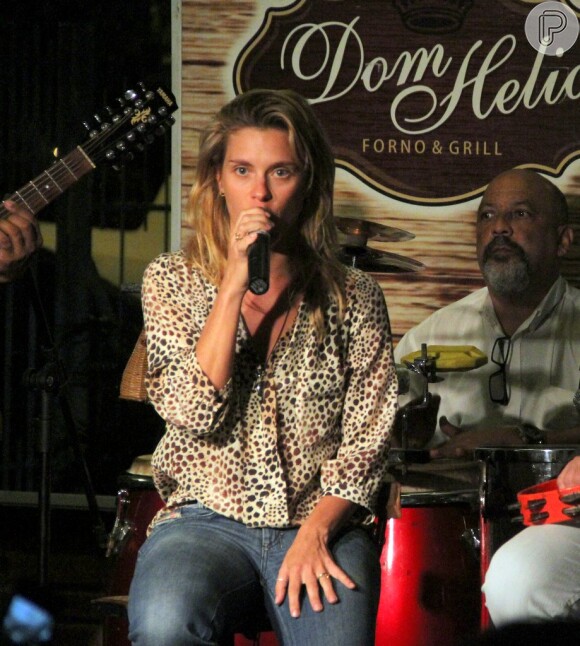 Carolina Dieckmann mostra seus dotes musicais do evento 'Só para se divertir', em 18 de junho de 2013