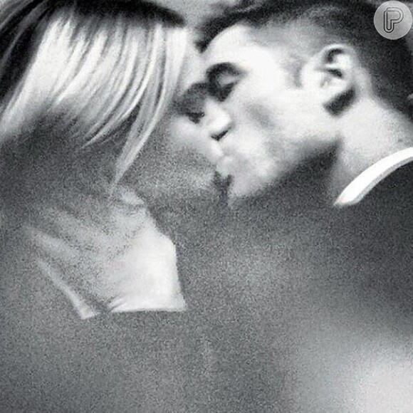 Robert Pattinson beija modelo em campanha da Dior, em 19 de junho de 2013