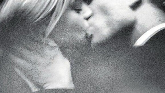 Robert Pattinson aparece beijando modelo em campanha da Dior