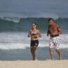 Vitor Belfort e Joana Prado correm nas areias da Barra, RJ