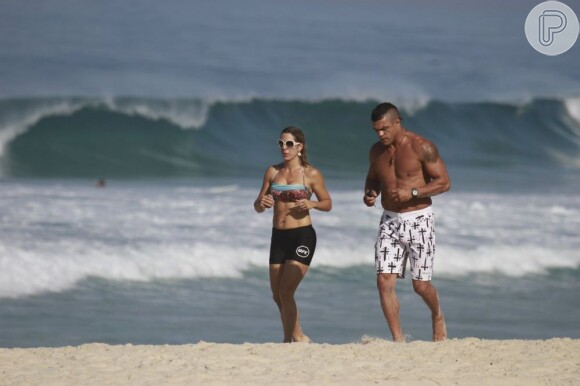 Vitor Belfort e Joana Prado correm nas areias da Barra, RJ