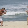 Vitor Belfort treina e sua mulher, Joana Prado, controla o tempo com cronômetro na mão, na praia da Barra, em 19 de junho de 2013